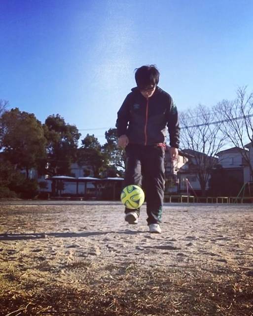 yumaa@人と目的比べない 好きこそ物の上手になれ on Instagram: “もうちょっと細かく 我儘突き通すなら最強に細々とリフティングしたいんですけど、できません どうやったら打点をもうすこし低く細かくリフティングできます？？#フリースタイルフットボール #リフティング#サッカー#ボールタッチ#ボールコントロール#ボールさばき” (25681)