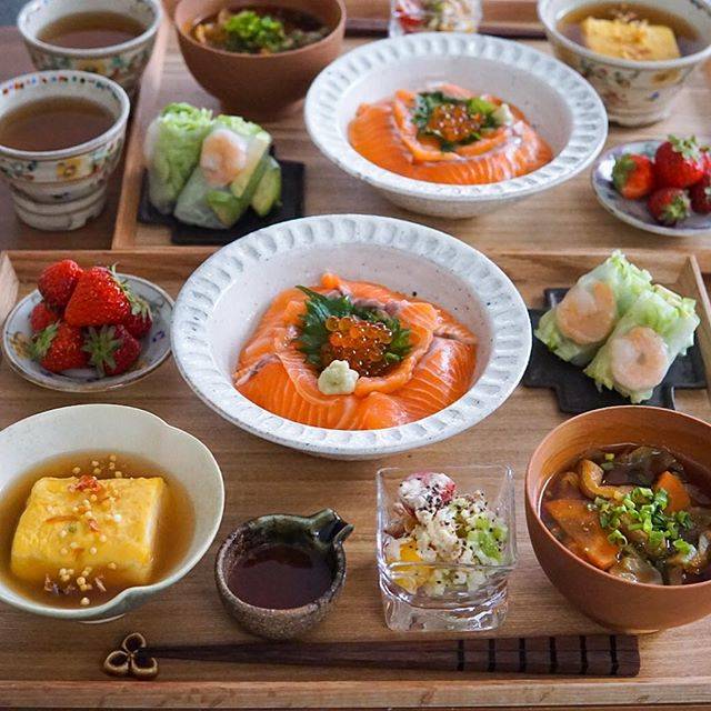 ひとみ on Instagram: “＊ ・ ・ こんばんは 今日のごはん? サーモンいくら丼 海老アボガドの生春巻き あんかけだし巻き玉子 カリフローレと トマトのツナサラダ 味噌汁・? ・ ・ サーモン丼の器は#さらいふ #saraifu さんの器です✨ ろくろ粉引のリムボウル…” (26143)