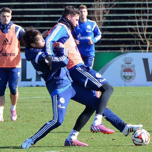 uchimiya♡ on Instagram: “#FCs04#内田篤人#22#s04#ウッシー#ユリアン#内田氏#競りあい⚽️内田さん 脚 ながっっ?ガンバってる(o^^o)この2人の姿 嬉しい♡??寒そぉやった?ガンバれー*\(^o^)/*#shalke#uchida#atsuto#atsutouchida” (27202)