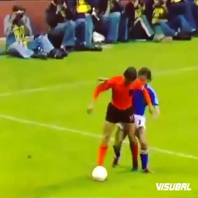 加藤 彰さんはInstagramを利用しています:「空飛ぶオランダ人。#ヨハンクライフ#クライフターン」 (29918)