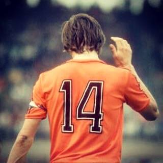 Shinya YoshidaさんはInstagramを利用しています:「. 憧れのサッカー選手。 . 初めてもらった背番号は14番だった。 クライフと同じ番号で気に入ってた。 . . 享年68歳。まだ早過ぎるでしょ。 . 偉大なるNo.14...。安らかに...。 . . #クライフ #オランダ #レジェンド #14  #フライングダッチマン…」 (29919)