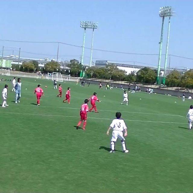 渡辺圭 on Instagram: “『頼りになる上級生』 弟さん、パス貰うと、１人引き付けて、エースな先輩へ⚽多少の誤差もポンポンとリフティング気味に受けてパスを出すも少し大きい?シュートでも良かったかも‼しかし、先輩頼もしい☺  #サッカー #サッカー少年 #サッカー小僧 #ジュニアサッカー #サッカー馬鹿…” (30490)