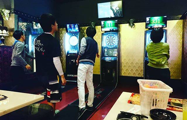 yutakoさんはInstagramを利用しています:「今日は会社の人達とダーツ！ バイト君とも初遊び！ 楽しかった！ でも私は下手くそダーツ(・・;) 練習が必要。  うーん。投げ込みたい。。 強かったのは昔の話（笑） 今は初心者（笑）  カウントアップのハイスコア1123点とか過去の栄光（笑）  #ダーツ#DARTS#ダーツ女子…」 (33683)