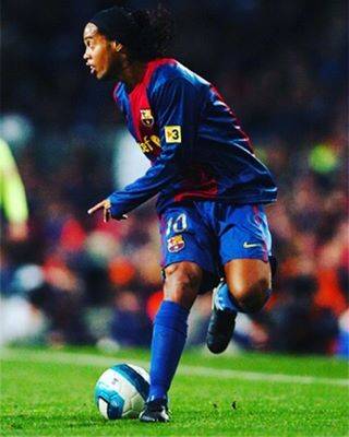 澤木暁央 on Instagram: “引退か。うちら完全に世代だもんな！こんなに楽しくサッカーをする人はいない。#ロナウジーニョ#引退#フットボール#バルセロナ#エラシコ#10番が似合う#かっこいい#サッカー” (35389)