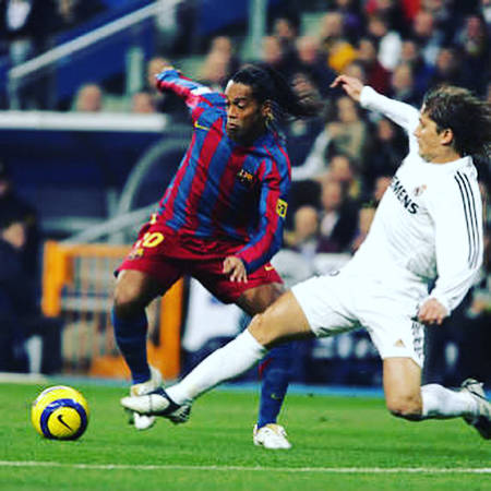 らもす on Instagram: “サッカー史上これほど “魅せるプレー”と“勝利”を両立させたプレーヤーがいただろうか⁇ エラシコ、ルーレット、シャペウ、変則シザーズ、股抜き、ノールックパス、独特のゴールパフォーマンス、絶やさない笑顔 時には背中でパスしたり不必要なノールックパスもあったけどもww…” (35390)