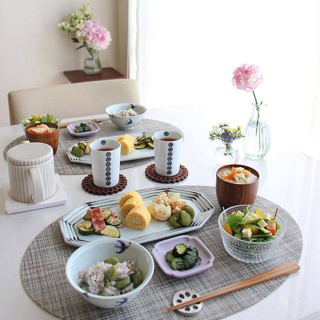 Hitomi on Instagram: “2018.05.21 Monday ・ こちら地方昨日に続いて 今日もカラッと気持ちの良い 五月晴れでした☀️ ・ picは昨日の朝食 好物のそら豆を甘辛く煮たので 皮を剥いて炊きたて雑穀ご飯に 混ぜて即席豆ごはんにしました ・ *ズッキーニのブルサン炒め *出汁巻たまご…” (36553)