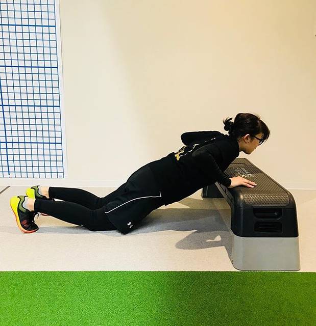 GazelleTokyoさんはInstagramを利用しています:「このトレーニングは、インクラインプッシュアップという種目です。 バストアップや二の腕引き締めに効果があります!  ぜひ、ご自宅で10回チャレンジしてみてください。  Gazelle…」 (36684)