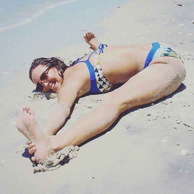 @y0ga.m0m - Instagram:「My beach yoga photo shoots always seem to end with this super sandy squish! ☀️???‍♀️ . . Bikini by @prana #prAna ?? #yoga #yogaeverydamnday…」 (36823)