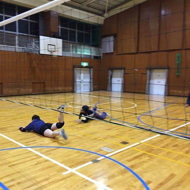 はる on Instagram: “寝そべってるわけじゃないよ！ ボールを追いかけた結果だよ(笑) #バレー#3メン#こー見えて真面目にやってるよ(笑)#視線の先には届かなかったボールがある‼︎” (38708)