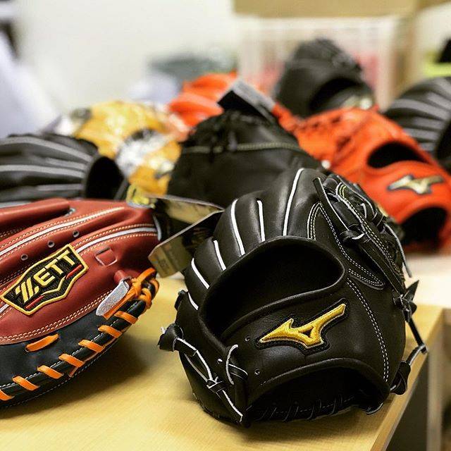 スポーツショップムサシsports shop musashi on Instagram: “さっ！今日も揉みますよっ！ I’m starting Temomi Kakou.This is original ptocessing for baseball glove.  #手もみ加工 #手もみ型付け #ムサシ流  #グローブ #野球グローブ #ミズノ #ミズノプロ…” (42843)