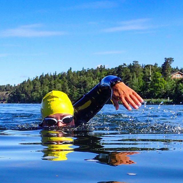 Sofia Demnert / Aqtivate ??‍♀️さんはInstagramを利用しています:「Idag simmade jag och @fanny_josefine en fikatur i Edsviken. Totalt 6.5 km. Halvvägs åt vi smörgås på Ulriksdals slottscafé. Sen vände vi…」 (43176)
