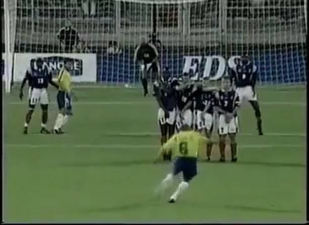 MASAru_Imamura on Instagram: “Best free kick everだと思います物理学者たちの研究対象になったフリーキックこれはバルテズ動けないわ#robertocarlos #ロベルトカルロス#1998” (46878)