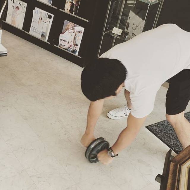 TakamaruさんはInstagramを利用しています:「アブローラー ようやく立ちコロできるようになった。もうちょい深く入れたいけど腰と股関節が痛いのでこの辺で勘弁してください（笑） 最後 #サイヤマングレート の真似。 #筋トレ #アブローラー #腹筋ローラー #立ちコロ #サイヤマングレートに憧れる #膝コロ #マッチョ29…」 (47966)