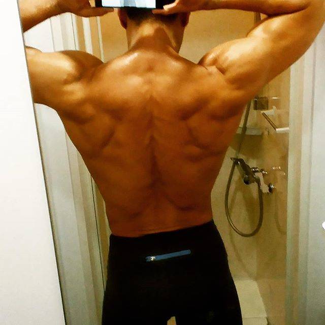 JunshiOtaさんはInstagramを利用しています:「#背中の日  自撮りの体勢の苦しさに笑います 背中を撮る楽な方法を誰か教えてください  今日はずっと変えてこなかったベントローの重量を5kgだけ増やしました 先々週からワンローも5kg増やしていたのですが、5kgの違いは大きいですね…」 (48170)