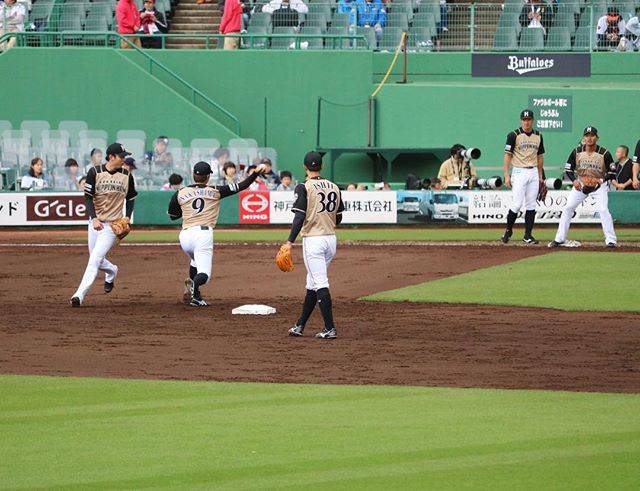 akko on Instagram: “北海道日本ハムファイターズvs オリックス・バファローズ * #守備練習 #北海道日本ハムファイターズ #lovefighters#いちばん青い空にしよう #中島卓也 本日出番なかった…(泣) * #オリックスも応援してるよ #オリックスバファローズ…” (48902)