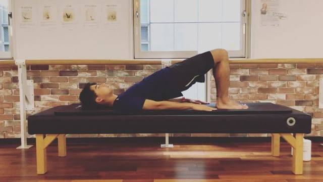 Basiピラティス銀座さんはInstagramを利用しています:「・ ラストはPelvic curl?‍♀️ ・ ・ 全てのグループレッスンに出てくるPelvic curl！ ・ 毎レッスン当たり前の様にやっているエクササイズですが、 実はとっても深いんです！ ・ もっとPelvic…」 (51449)