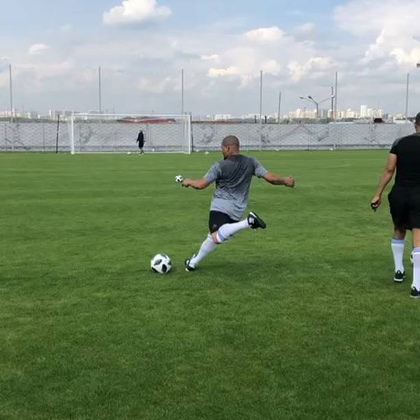 Roberto Carlos 罗伯特卡洛斯 on Instagram: “Eu e meu ídolo Cafu apostando quem acerta o travessão. Capitão, desculpa tá? ????@entourage_sports” (53102)