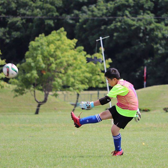 ともさんはInstagramを利用しています:「毎日サッカーの練習試合が続きます#サッカー#少年サッカー#ゴールキーパー#パントキック#一眼レフ練習中」 (54594)