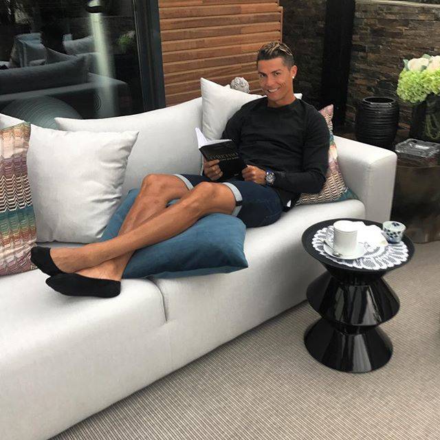 Cristiano Ronaldo on Instagram: “Drinking my tea and reading my book???” (55337)