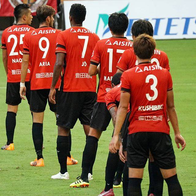 @hngy_12gra29 on Instagram: “広島戦のひとコマ。自陣での相手FKの際に、選手が一列に並びました。すわ日本代表のごとくオフサイドトラップか！？と色めき立ちましたが、結果はFKと同時にゾーンで下がって最後はランゲラック選手がきっちり抑えました。*#名古屋グランパス #グランパス #オフサイドトラップ ？？” (55366)