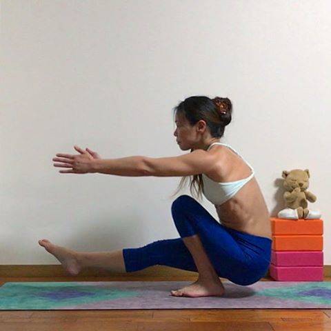 Hitoe on Instagram: “Day ❸ of #Coloredupyoga ?✨ #yogachallenge ?Day ❸ Any #seatedpose in bluecolor ? ・ I chose #Pistolsquad #utthitaekapadasana variation in…” (55907)