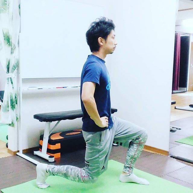 セカンドフィットネスパートナー武内教宜 on Instagram: “【ランジスクワット】足を前後に開いた状態でスクワットを行います。太ももやお尻の引きしめ効果が期待できます。 ※YouTubeでエクササイズ動画を配信中「セカンドフィットネス」で検索” (55908)