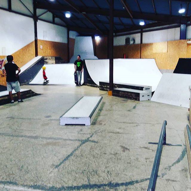 リョウ on Instagram: “トリ?でひとすべり！ランプをいつの日か滑りたい！笑#スケボー#スケートボード#スケボー初心者#屋内パーク” (56025)