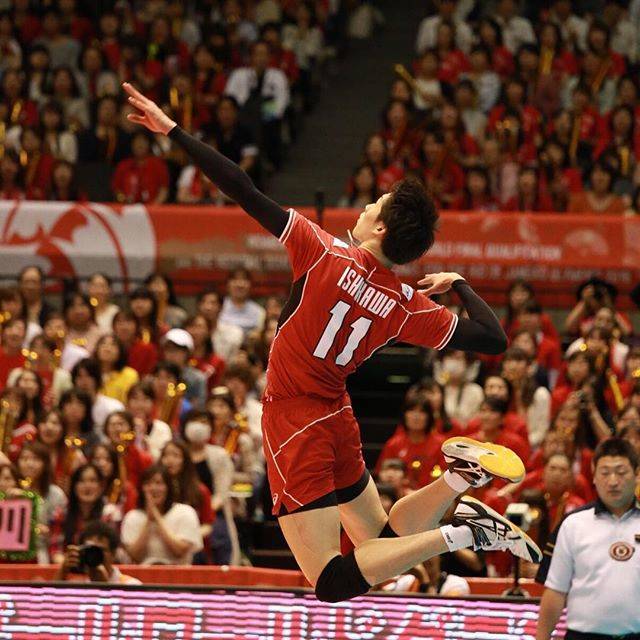Kazu on Instagram: “石川選手の綺麗なフォーム。 ボールは写ってないけど、 すぐそこにボールがあるって分かるぐらい 綺麗なフォームです✨✨ OQTでも大活躍でした！  #volleyball #olympics  #OQT #YukiIshikawa #next4 #石川祐希…” (56823)
