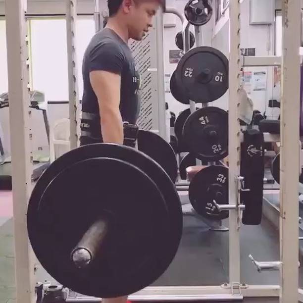 痩せるならスポフレ寄居！ on Instagram: “ビッグ3第三弾！！今回はデットリフトを紹介します！ 背中を鍛える有名なトレーニングです！ このトレーニングは高重量で行う方も多いですが腰には気をつけて行って下さい！ 皆さんもフリーウェイトでトレーニングして見ませんか？…” (56870)