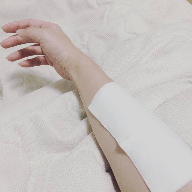 Aloha? 広告．副業お断り on Instagram: “* パソコン打ちすぎて 腱鞘炎になりそうだから 今夜は湿布してます。 * あー痛い。 整形外科いこうかなぁ… * #腱鞘炎 #痛い #湿布 #冷たい #それも痛い #なんなの #働く女性 #つらい #接骨院 #整骨院 #整形外科 #たすけてくれー #腕 #手 #やだやだ…” (57112)
