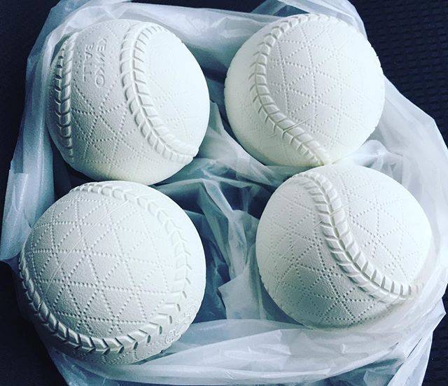 おひらん on Instagram: “.来シーズンから軟式球が変わる為、残り試合数を考えて、バラで購入！！実はプレーオフ1試合目で負ける計算で購入ww.#草野球#シーズン終了間近#軟式球#M球#残り3試合#プレーオフ買ったらあと2個必要#選手兼監督#つらい#山はもう積雪#マネ募集#主力転勤” (57955)