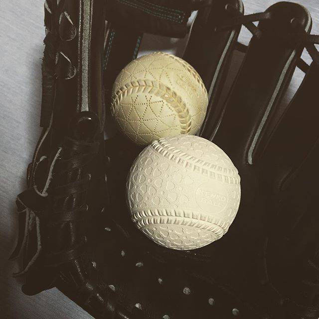 MASSA on Instagram: “#軟式球#軟式ボール#ABからMへ#Ｍ号#新球#ちなみに奥の球はＢ球#指にかかる感じ#ハート#少しでかい” (57969)