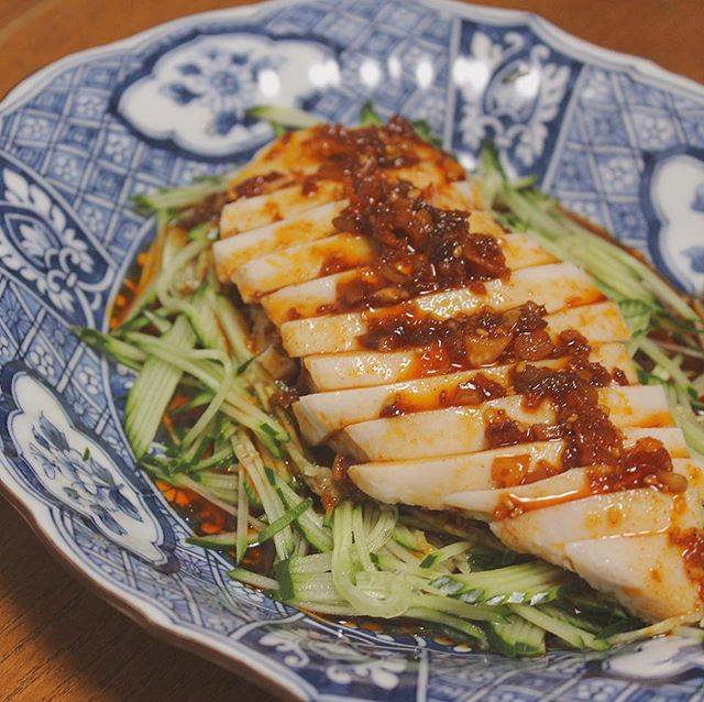 @ochami - Instagram:「. . 冷凍庫にセブンで買って使ってなかった “サラダチキン”と自家製辣油を使って作った 簡単“よだれ鶏”が意外にもヒット〜?? . 自家製辣油にお酢を加えて簡単，旨すぎるビールのお供にバッチリ合う〜◎ . . #ヨダレ鶏#自家製辣油#自家製 #ラー油#手作り#おうちごはん…」 (58424)