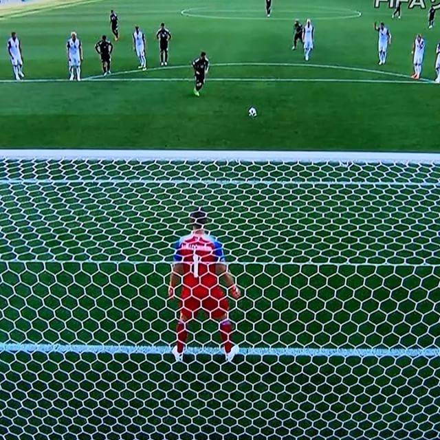 UEDA KAZUHIRO on Instagram: “初出場アイスランドのキーパーの反応速度が凄え??メッシのPK止める?結果引き分けたので、彼MVP#ワールドカップ#ペナルティキック#アイスランドのゴールキーパー#サッカー動画” (59110)