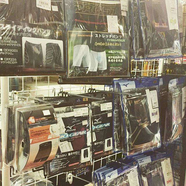 baseballproshop-win on Instagram: “スライディングパンツ‼️ 『スラパン』と言われることが多い。  単純に野球用の下着ですが、沢山の種類がある。  ファールカップが収納可能かそうで無いもの。  お尻、サイドにパットが入っているか入っていない物。  サポート力が強くピチッとしている物かトランクスの様にゆったり目の物…” (63838)