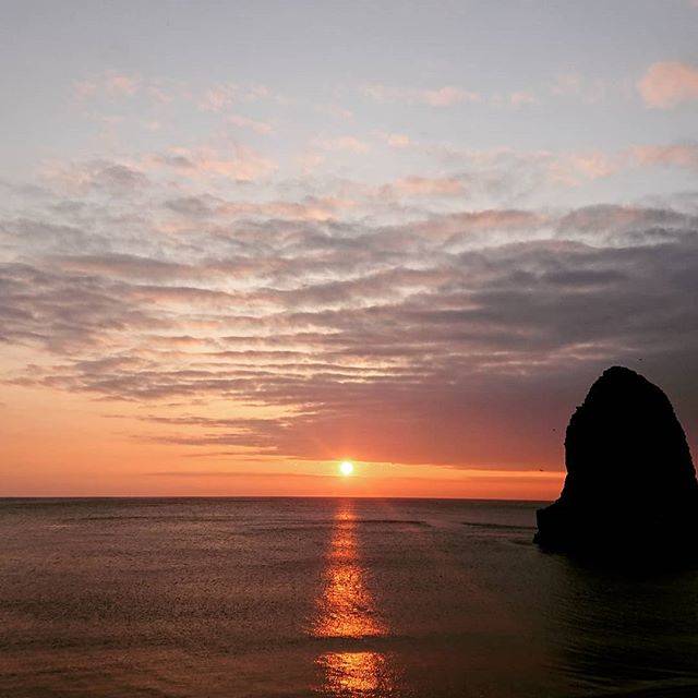 Motohito Sasaki on Instagram: “宿のすぐ裏の日没の風景はいつも最高? 背後からの爆風にて堤防の釣りは断念したけど、こんなの見れたら結果良し?  #北海道 #瀬棚 #瀬棚港 #三本杉 #三杉館 #夕陽 #夕焼け #夕焼け空 #日没 #sunset #sunsets #weather…” (64479)