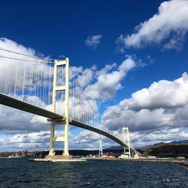 鷹 on Instagram: “白鳥大橋風が強かったけど雲がいい感じでした！#白鳥大橋#北海道#室蘭#空#雲#橋#海#港#室蘭港#hokkaido#muroran#らんらん室蘭#sky#sea #西胆振” (64481)