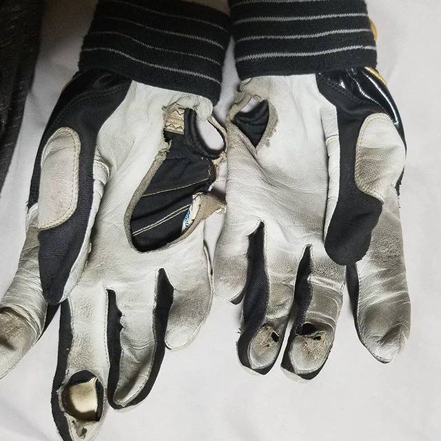 @shortstoper318 on Instagram: “努力の成果４年くらい使ったかな最後は素振り用にしてたけどここ破れるってことはあかんスイングなんやろなってところばっかり破れてる…#草野球 #素振り #バッティング #バッティンググローブ #野球 #baseball” (65571)