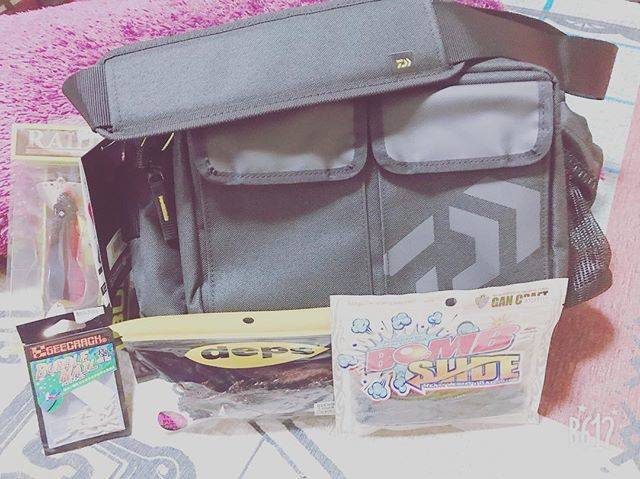 gancraft*shinya on Instagram: “嫁からの誕生日プレゼント！ Daiwaのバックと ガンクラフトのボムスライド デプスのベコンクロー レイドジャパンのブルタンク ジークラックのバブルネイル バブルネイルめっちゃきになる。 ボムスライドと奇跡のコラボ！？ ありがとう！大事に使います(^ ^) プレゼントは釣具！…” (66926)