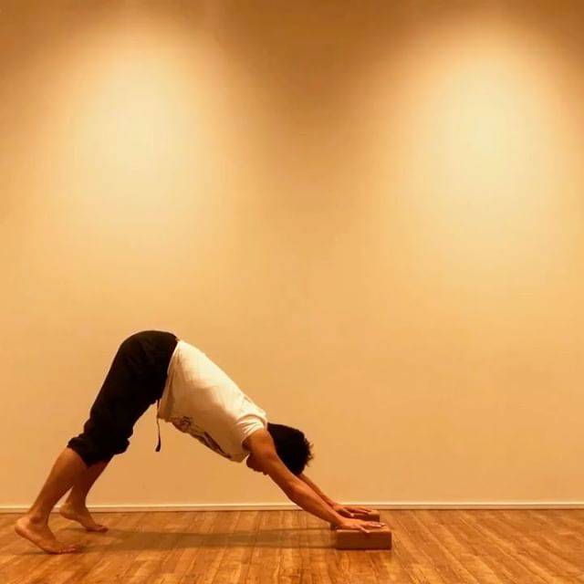 Kimura Takumi on Instagram: “ヨガ×ファンクショナルトレーニング 4年くらい重たいもの持った筋トレしてませんが、それでもけっこう頑張ってると思います。道具もいらず、1畳強のスペースがあれば充分に鍛えられます。(ウェイトを否定してる訳ではありません。ビッグ3など本当に素晴らしいトレーニングだと思います。)…” (68129)