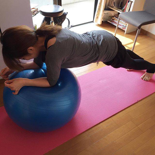 千波＊美容家 ダイエットコーチ  引き寄せ on Instagram: “加圧講習会で勉強してきたことを しっかり活かしながら?今日は１年続いてる和歌山(^ ^) 7㎏痩せて8年ぶりの体重になった人も♡ やっぱり継続の力は凄い‼︎ ヒップアップとウエスト重視〜?✊? #バランスボールプランク#よく効くよ…” (68136)