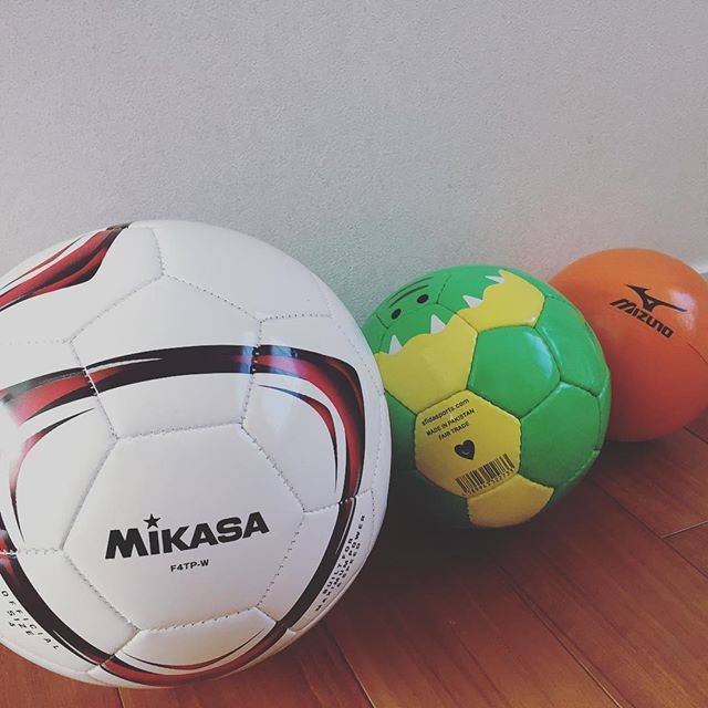 Yumi  I on Instagram: “父親が息子によかれと我が家にいつも転がってるボール。これで仔猫のように駆け回り…掛け時計は落ちて割れ、私は顔にヘディングをもらう…我慢?#サッカー好き#リフティングボール” (69544)