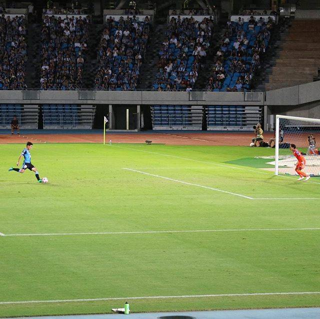 武蔵小杉ライフ はつしも on Instagram: “天皇杯・湘南ベルマーレ戦の知念慶選手のペナルティキック。落ち着いてゴール右に決めました。 #川崎フロンターレ #知念慶 #ペナルティキック #天皇杯 #武蔵小杉 #武蔵小杉ライフ #等々力陸上競技場” (69762)