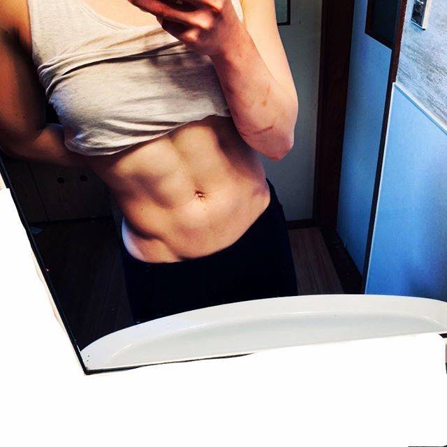 omochimochi on Instagram: “腹斜筋が良いね。 2019.2.13  脚トレ スクワット21kg 30×5 ブルガリアンスクワット5kg 片足ずつ20×3 カーフレイズ  両足2分片足1分30秒ずつ  腹筋 サイドベント 15kg 左右20×5 ずつ 脚上げ腹筋  20×5  インターバル30秒 #脚トレ…” (70797)