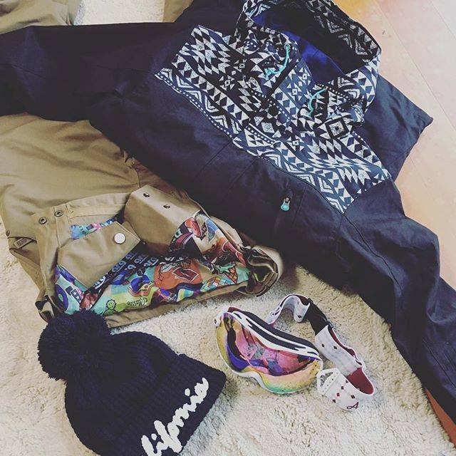 @saoty on Instagram: “?15年ぶりにスノボウェア1式新調❣️ 子どものスキーウェアと合わせてお金?飛んでった〜ヒラヒラ〜  経済まわしてるわ〜 ズボンのウエストのパウダーガードの生地が可愛くてお気に入り? 久しぶりのスノボ楽しみだ！！ #オカンLIFE #スノボ #スノボウェア #久しぶり過ぎて…” (71504)