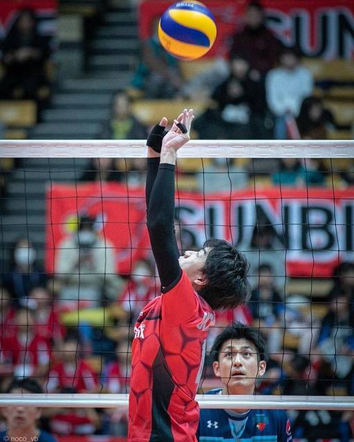 HINAO on Instagram: “. 指先の僅かな動きでライトまで上げちゃうのすごいな . . . #内山正平 選手 #豊田合成トレフェルサ  #toyodagoseitrefuerza  #サントリーサンバーズ #suntorysunbirds  #VLEAGUE #DIVISION1 #バレーボール…” (72426)