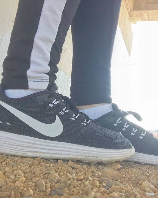 あおいの on Instagram: “?① ・ ・ ・ 最近お気に入りのNIKEの靴っつっつっを知って欲しかったんです。決してテスト勉強したくなかったから散歩しに行って橋の下で撮った写真とかではないです。決して。うん。現実逃避とかじゃないから。 ・ ・ 歩きやすいし、スポーティーやし、黒白やから使いやすいし(…” (72726)