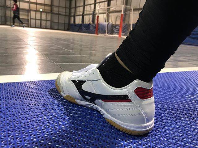 てつ on Instagram: “お財布に優しくない フットサルシューズ 3足目ゲット  #japan #futsal #フットサル #フットサルシューズ #shoes #futsalshoes #mizuno #モレリアin #morelia #3足目 #1こ前モデル #現行型は…” (73988)