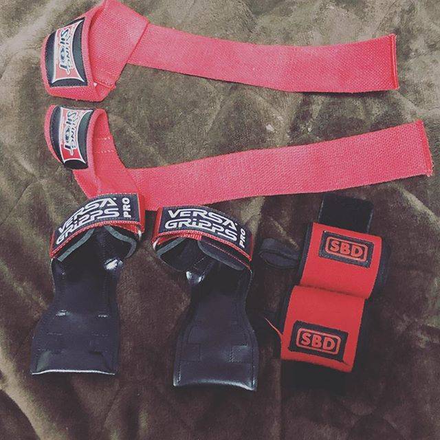 Shunta on Instagram: “筋トレのギアは赤を使うようにしている！理由としては誕生日が7月だから、誕生石がルビーって意味だから！ 赤は情熱、活力って意味もあるから筋トレに情熱と活力を出すって意味も込めて！ #筋トレ #fitness #リストラップ #リストストラップ…” (74760)