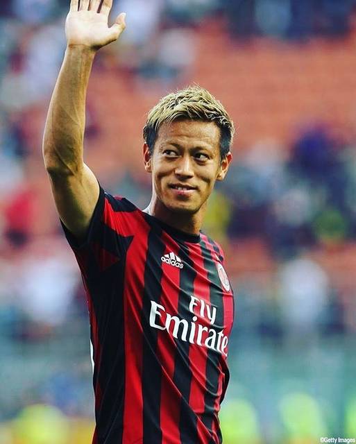 Keisuke.Honda???BLOG❹ on Instagram: “. . .................………??Keisuke.honda??....................…… . . ホーム『サンシーロ』での 最後の 試合の後の 笑顔の本田圭佑 2017.5/21 ACミランvsボローニャ ACミラン背番号10 . .…” (74874)